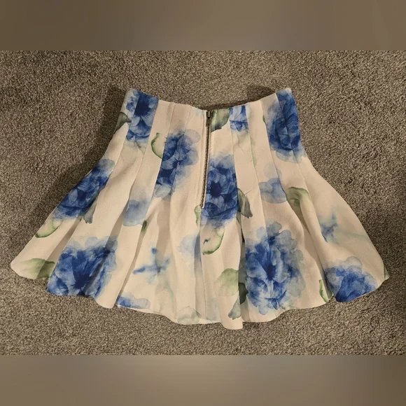 L'ATISE by Amy Floral Pleated Mini Skirt women's size small - Picture 8 of 8